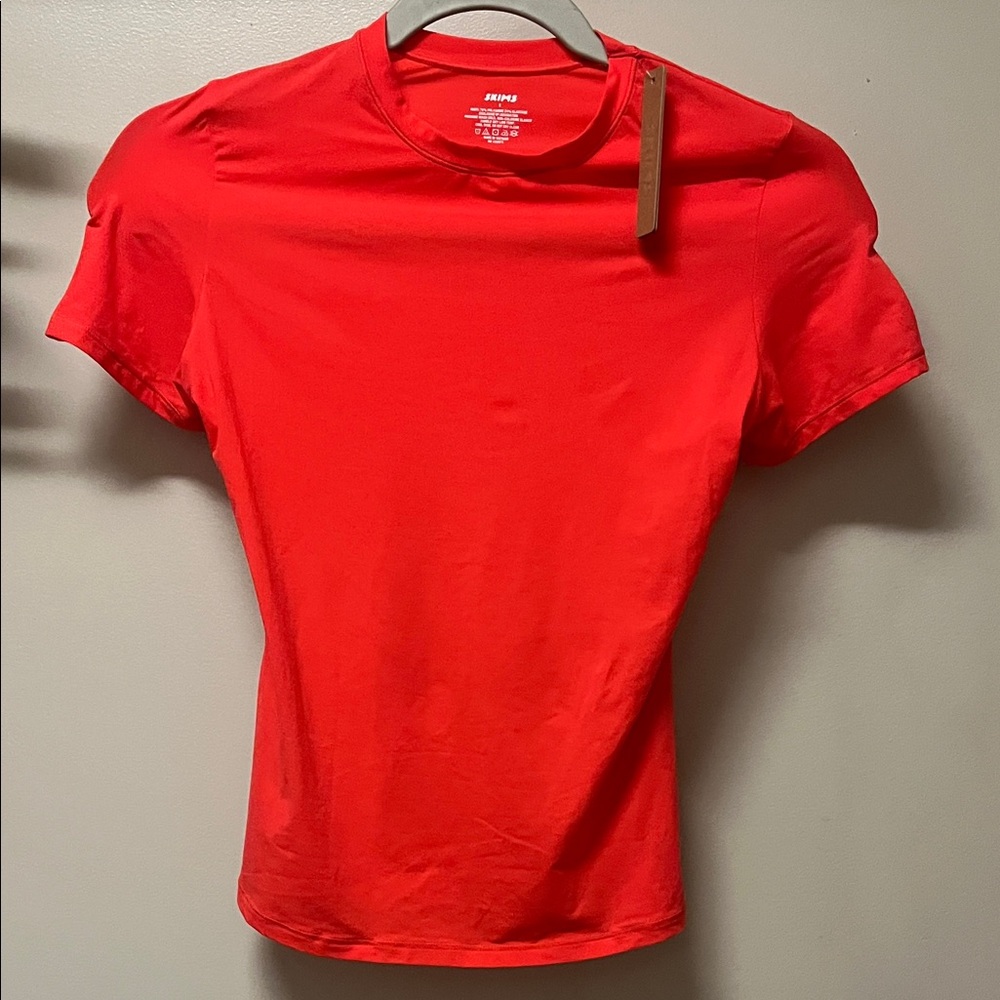 SKIMS fits everybody tee in poppy